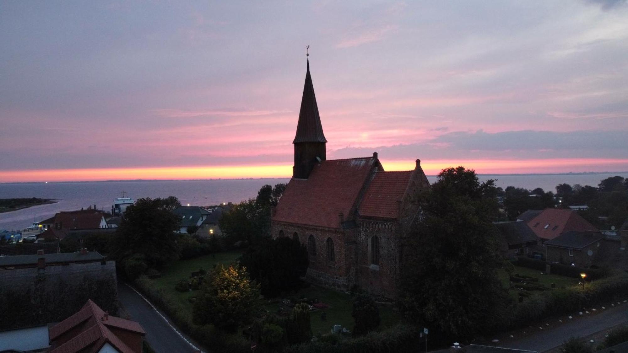 Ruegenferienhaus - Schaprode Hafen Luaran gambar