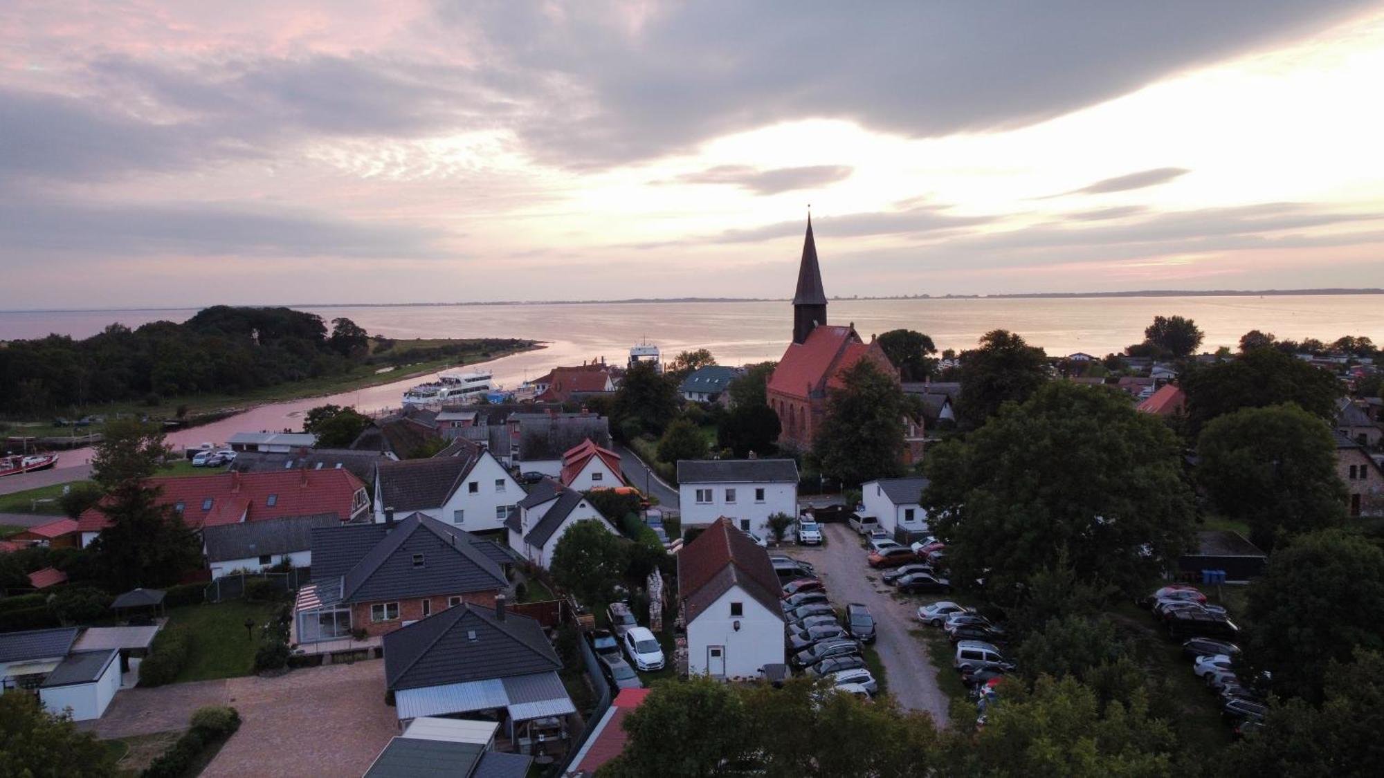 Ruegenferienhaus - Schaprode Hafen Luaran gambar